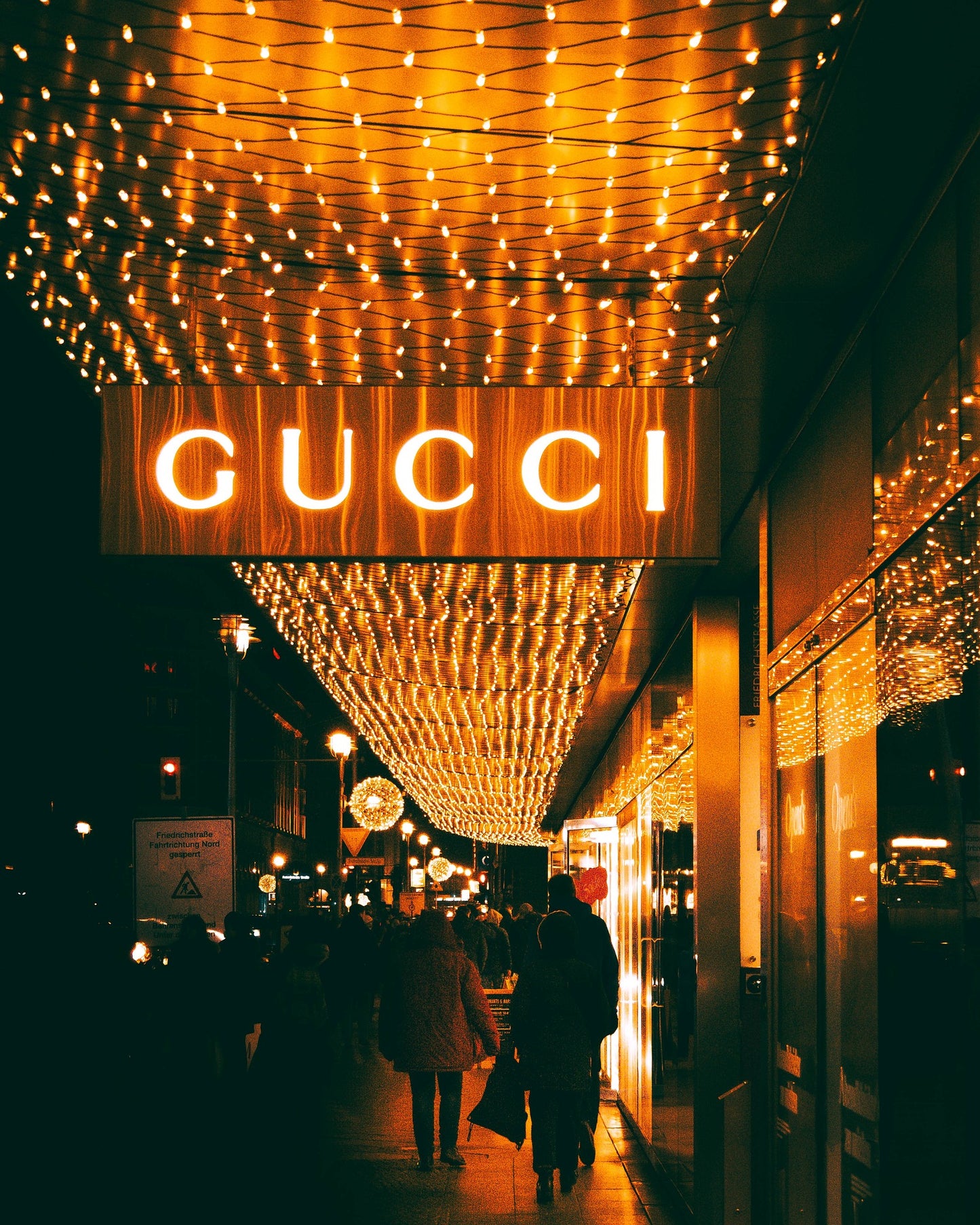 XXL Leinwandbild Gucci Berlin Store bei Nacht Gold