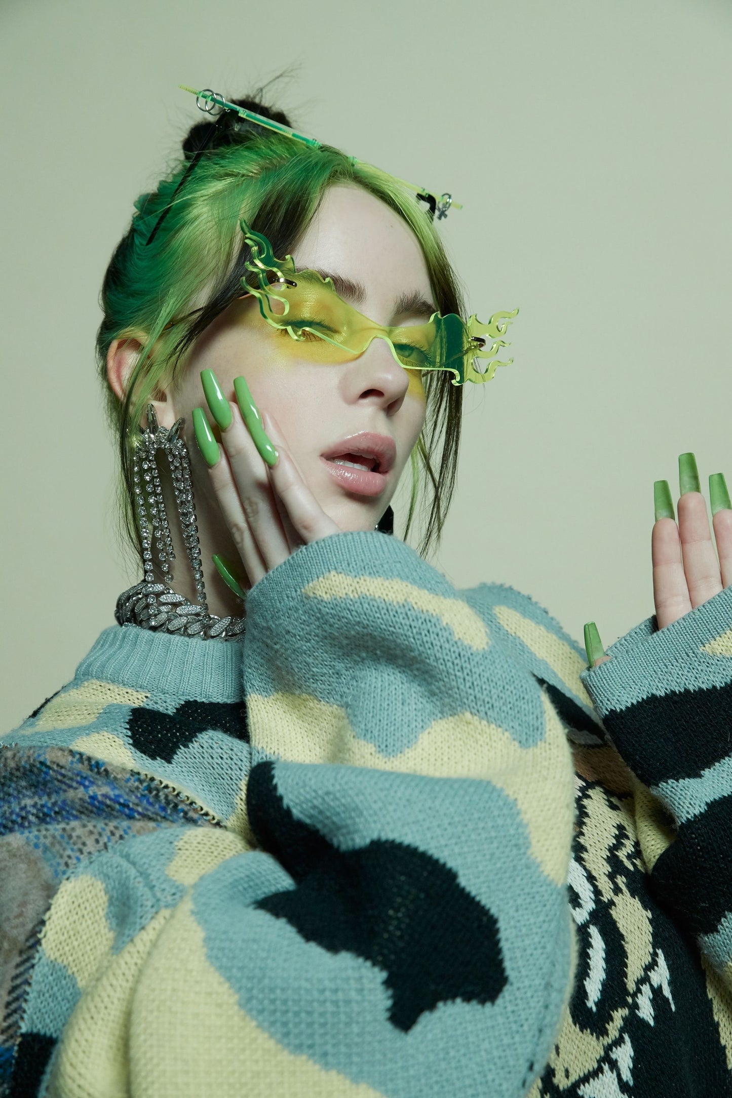 X680 - XXXL LEINWANDBILDER INKLUSIVE HOLZRAHMEN - BILLIE EILISH GRÜNES HAAR GELBE SONNENBRILLE MODETRENDS HAARFARBE SUNGLASSES STYLISH LOOKBOOK FOTOSHOOTING SELBSTBEWUSSTSEIN POP MUSIK