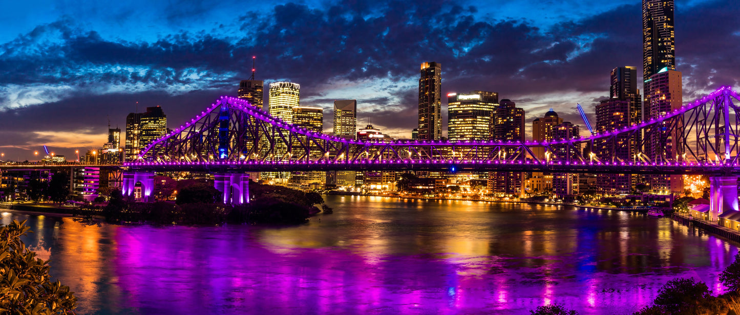 panorama-217  XXL Leinwandbilder inklusive Holzrahmen - lila Brücke Nachtfotografie Flusslandschaft Architektur Stadtleben Nachtaufnahme Landschaftsfotografie Brückenliebe Lichtspiele