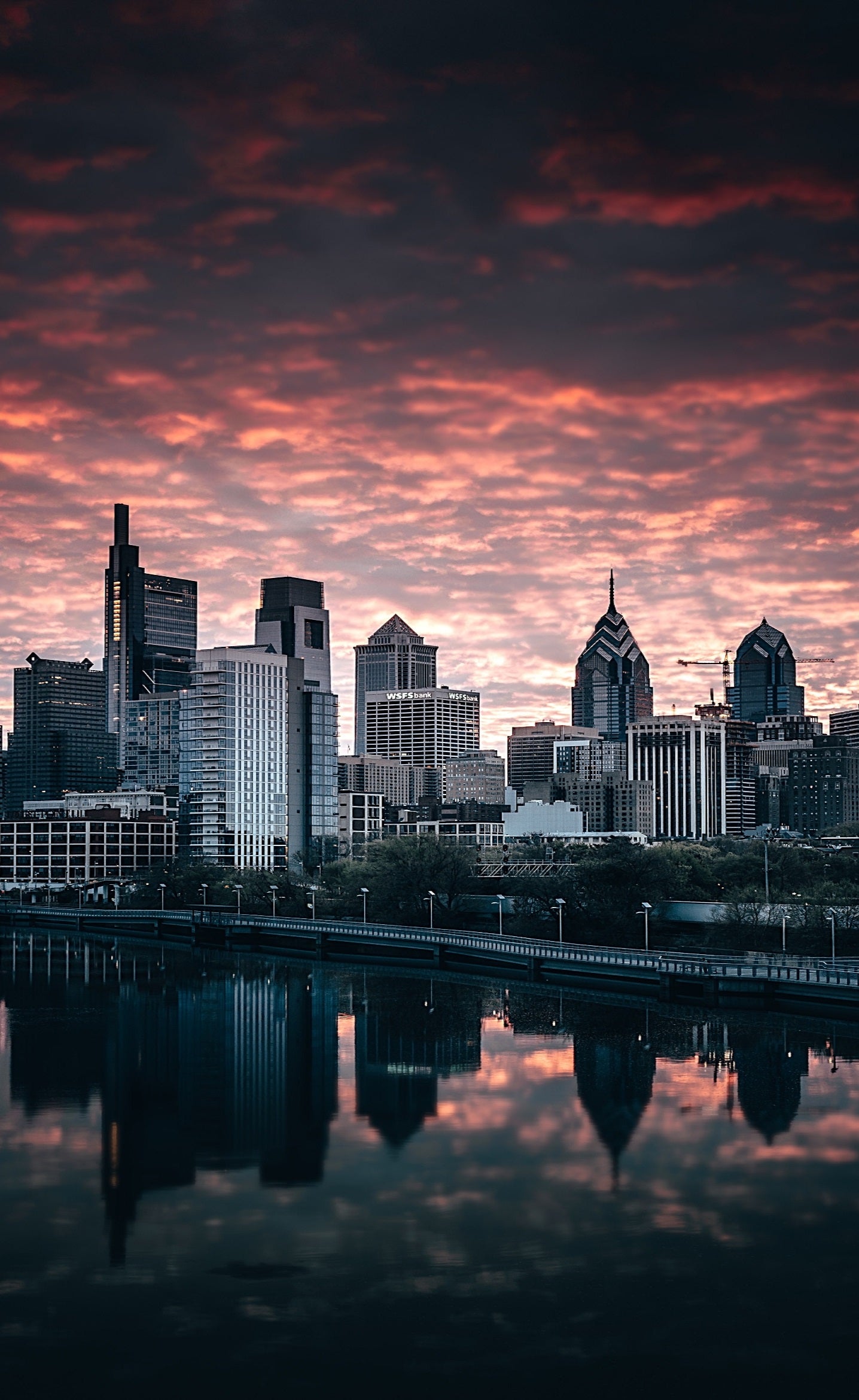 x640 - XXXL LEINWANDBILDER INKLUSIVE HOLZRAHMEN - 160X90 CM - Stadtansicht Sonnenuntergang Wasserreflexion Skyline Stadtleben Naturfotografie Landschaft Architektur Fotografie Reise