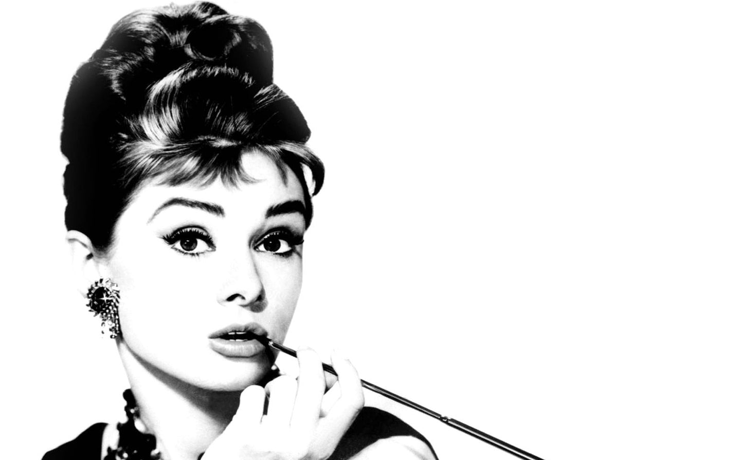 MEGA XXXL 160X90 CM Leinwandbilder inkl. Holzrahmen Audrey Hepburn Tiffany Zigarette Rauchen Schwarz Weiss Retro Filme Hollywood